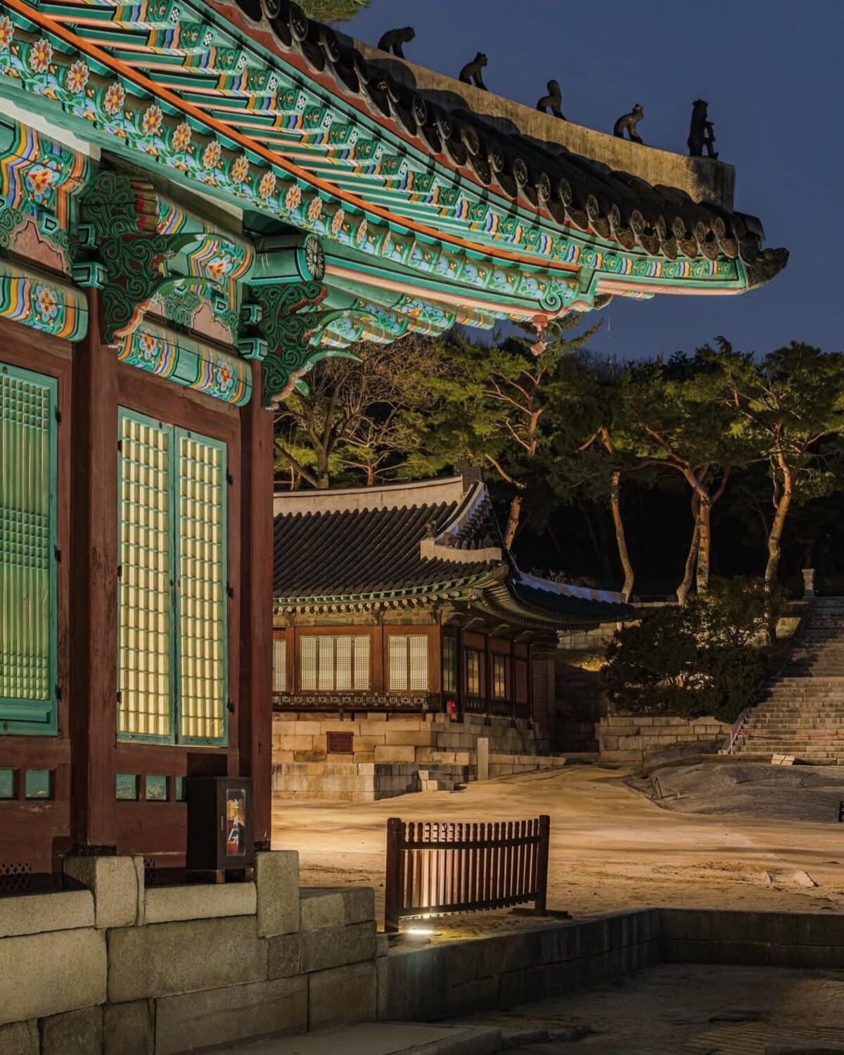해가 진 뒤 창호에 불이 밝은 궁궐